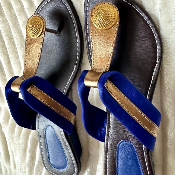 NEW Gold Blue Sandals Cushioned Flip Flops Statement Thumb Strap Size 9 Flats - Picture 4 of 12